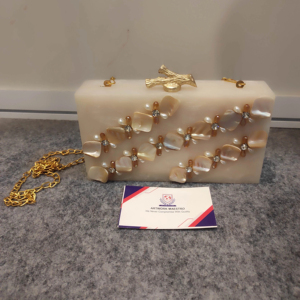 Pochette en résine faite à la main de haute qualité, artisanat exquis et design nouvelle génération, ornée de cristaux avec une poignée élégante - Product Image 1