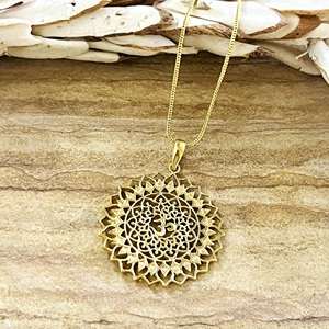 Collier ethnique en laiton plaqué or 18 carats pour femme, pendentif Om bohème très demandé, motif lotus sacré mandala filigrané, vente en gros OEM ODM - Product Image 3