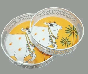 Plateau décoratif artisanal traditionnel en acier inoxydable avec motif de vache, fond vert, bordure en cuivre - Product Image 5