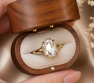 Bague de fiançailles solitaire en diamant de laboratoire taille ovale, fermoir boîte vintage, or 14 carats plaqué rhodium, bijoux de mariage - Product Image 1