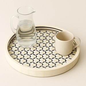 Plateau rond en os incrusté - Mosaïque géométrique noir et blanc |   Plateau de service décoratif fait main |   Table basse par PERFECT ENTERPRISES - Product Image 2