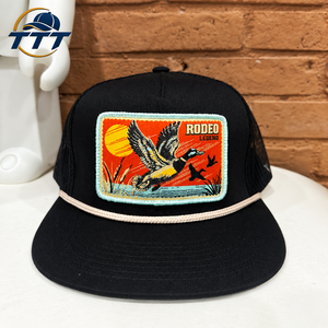 Casquette Trucker Vintage Personnalisée 5 Panneaux en Maille Noire avec Logo Tissé et Cordon, Fabricant Vietnamien OEM ODM, Usine de Casquettes en Gros - Product Image 1