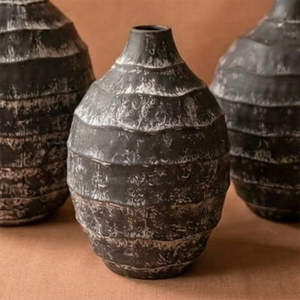 Ensemble de vases à fleurs côtelés faits à la main, finition noire rustique avec des accents blancs texturés pour la décoration moderne de la maison - Product Image 4