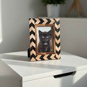 Cadre photo décoratif en bois et résine de qualité supérieure pour la décoration de la maison, du bureau, de la chambre et du salon, en vente - Product Image 1