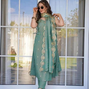 Ensemble Kurti en viscose Chanderi de créateur avec broderie Zari, bas et dupatta assortis – Vêtements ethniques élégants pour l'été et l'automne – Vente en gros - Product Image 3
