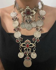 Collar tribal afgano Kuchi de lujo con flecos de monedas de triple capa, detalles en relieve metálico y piedra preciosa verde pulida - Product Image 1