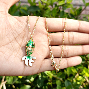 Colgante articulado de latón chapado en oro de 18k con esmalte cloisonné verde de pez koi y pequeños ojos de circonita cúbica, collar tradicional de la suerte y la prosperidad. - Product Image 4