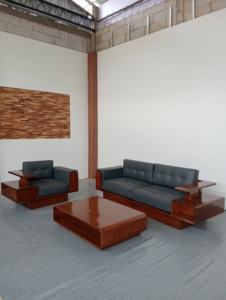 Elegante Sofá Minimalista de Dos Plazas con Apoyabrazos Circulares Escultóricos de Madera de Teca y Tela Crema Premium para Sala de Estar - Product Image 4