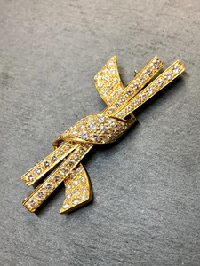 Broche de Diamantes Vintage de 14K con Forma de Cinta y Diseño Chopstick, 3.40cttw, Plata 925, Moissanita, Corte Redondo - Product Image 3