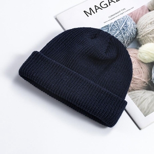 Bonnet unisexe personnalisable de qualité supérieure pour le froid, avec tissu tricoté chaud et coupe confortable et élégante - Product Image 1