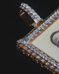 Colgante de Diamantes de Lujo con Corte Baguette y Marco para Foto de Águilas, Joyería de Regalo para Hombre - Product Image 2