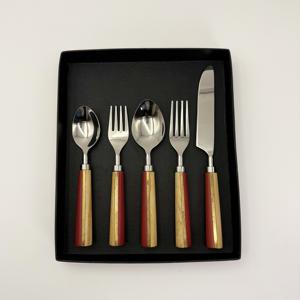 Juego de Cubiertos de Lujo de Cinco Piezas, Cubertería de Acero Inoxidable con Acabado Espejado, Resina Transparente y Mangos de Madera, Utensilios Elegantes para Fiestas a Bajo Precio - Product Image 1