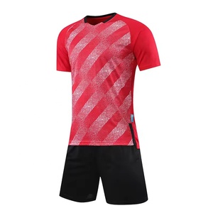 Uniforme de fútbol para hombre de color sólido con logotipo personalizado por sublimación con número de equipo, conjunto de camiseta y pantalón de fútbol para hombre - Product Image 2