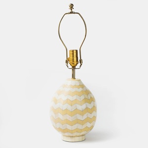 Luminaire en mosaïque d'os pour espaces de vie contemporains, lampe de table avec base à motif chevron et abat-jour rayé - Product Image 3