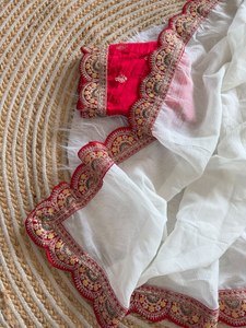 Sari blanc en chiffon premium croustillant avec broderie contrastante en sequins, dentelle jacquard et blouse Butti brodée à festons, modèle de créateur - Product Image 2