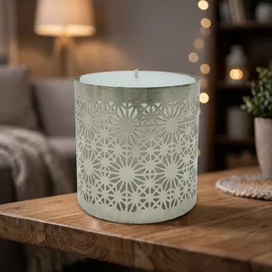 Bougie cylindrique en métal avec motif étoile découpé pour la décoration de la maison - Product Image 1
