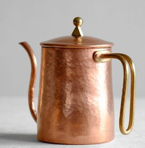 Carafe à eau géométrique stylisée en métal doré, au design moderne et aux formes angulaires, disponible au prix de gros. - Product Image 3