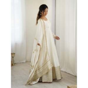 Hermoso Vestido Anarkali Sencillo con Dupatta para Madres de Novias en Fiestas - Product Image 2