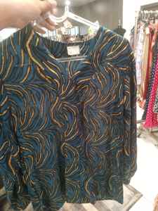 Camisa de Satén con Estampado de Estrellas Retro Mod, Azul Real Vibrante, Ligera, de Manga Larga, Cuello en V, con Detalle de Botones, para Mujer y Niña, Primavera-Verano - Product Image 3