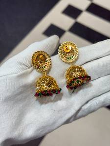 Boucles d'oreilles pendantes en perles indiennes plaquées or avec serti en style Kundan pour femmes, bijoux ethniques de mariage pour mariée - Product Image 2