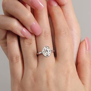 Bague de fiançailles de luxe ovale de haute qualité avec moissanite sertie à griffes et halo caché, idéale pour elle - Product Image 4