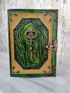 Diario de Cuero Grabado a Mano con Cierre Metálico, Cuaderno Vintage Hecho a Mano para Escribir y Regalar - Product Image 2