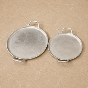 Ensemble de plateaux de service ronds décoratifs en aluminium, finition texturée givrée, design à poignée en forme de feuille, plat élégant pour la présentation des plats - Product Image 5