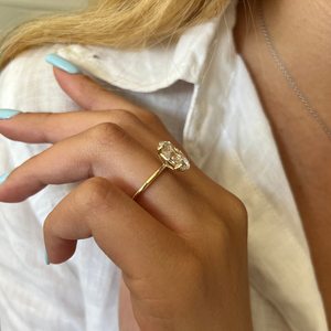 Anillo de Diamante Ovalado de 3.5 Quilates Cultivado en Laboratorio, Anillo de Compromiso Minimalista de Oro Amarillo de 14k, Certificado por IGI - Product Image 2