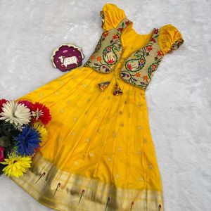 Lehenga Choli en Soie Paithani avec Broderie Zari Dorée Muniya, Tenue de Mariage Traditionnelle, Bordure Élégante, Lehenga Entièrement Cousu par un Designer - Product Image 3