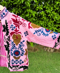 Veste en coton tricotée et brodée faite à la main pour femme, rose, motif floral ethnique, style bohème, respirante, écologique, coupe chauve-souris, col montant - Product Image 2
