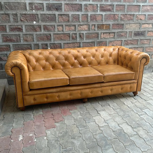 Sofá Clásico de 3 Plazas en Cuero Color Bronceado con Tapizado Profundo con Botones, Brazos Enrollados, Tapicería Premium y Estilo Vintage para Sala de Estar - Product Image 2