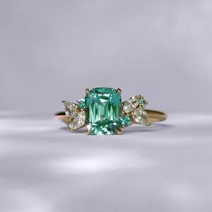 Anillo de compromiso clásico para mujer con circonita talla cojín y engaste de oro de 18K - Product Image 1