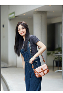 Bolso de hombro tipo mensajero para mujer, con una sola correa, forro de poliéster, cierre de cremallera, cadena con letras y diseño de rombos. - Product Image 3