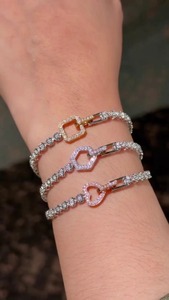 Bracelet tennis en diamants de laboratoire très demandés, taille brillant rond, bijoux de luxe pour femmes et mariées, disponible à la vente - Product Image 4