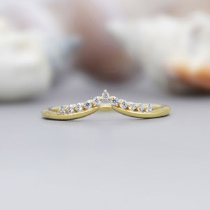 สายรัดมอยส์ซอไนต์ทรงกลมแบบมินิมอลแถบแต่งงานรูปตัววีสไตล์โค้งสีเหลืองทองสำหรับสวมใส่ทุกวันหรือเป็นของขวัญครบรอบ - Product Image 6