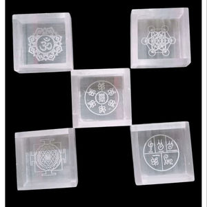 Boîte carrée en sélénite gravée OM, pierre naturelle, vente en gros de sous-verres en sélénite d'Inde - Product Image 1