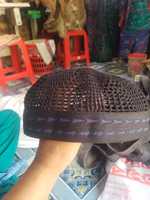Topi Kufi Rajut Hitam Mishari untuk Pria, Bernapas, Cocok untuk Musim Panas, dengan Pita Etnis Bordir Emas, Ekspor dari Bangladesh