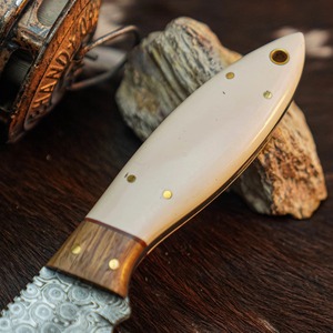 Couteau de chasse artisanal en acier Damas avec manche en os et en bois, étui en cuir |   Couteau à lame fixe personnalisé en gros - Product Image 2