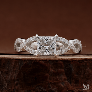 แหวนเพชรทรงปรินเซสคัท 1 กะรัต เพาะเลี้ยงในห้องปฏิบัติการ รับรองโดย IGI ดีไซน์แบบสปลิตทวิสต์ประดับเพชรแบบพาเว่ แหวนหมั้นทองคำขาว 10K - Product Image 1