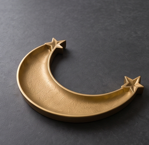 Plateau de service personnalisé en métal doré en forme de croissant de lune, finition étoilée, base texturée, vaisselle élégante pour la vente en gros - Product Image 1