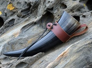 Cuerno Vikingo Medieval Tallado a Mano de Cuerno de Buey/Búfalo con Diseño de Amor y Soporte de Cuero Gratis para Amantes de la Cerveza/Miel - Product Image 2