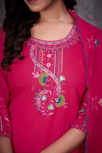 Conjunto de Kurta, Pantalón y Dupatta de Seda Romana para Mujer con Bordado Multihilo y Trabajo Manual |   Colección Boutique - Product Image 4