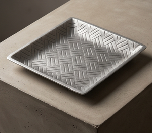 Plateau de service carré en métal argenté personnalisé avec motif et base texturée, vaisselle élégante pour la vente en gros - Product Image 3