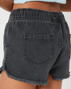 Shorts de mezclilla para mujer, personalizados, de cintura alta, transpirables, con dobladillo desgastado, color gris, color denim, lavado ácido. - Product Image 5
