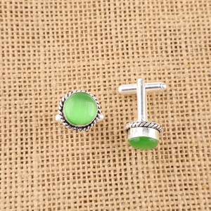 Gemelos artesanales de diseño Niharika Gems con piedra ojo de gato verde en plata de ley 925 fina, joyería unisex. - Product Image 3