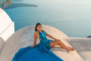 Vestido de satén azul turquesa de lujo para sesión de fotos, con cola larga y fluida, diseño sin espalda y aberturas laterales cruzadas - Product Image 3