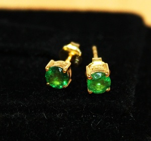 Pendientes de Oro Amarillo Sólido de 9K con Esmeralda Ovalada Natural de 4 Puntas, Joyería Fina, Memoria Jewels - Product Image 5