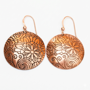 Pendientes de cobre con cúpula en relieve de Metal Craft, joyería hecha a mano de estilo vintage único - Product Image 1