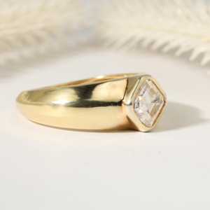 แหวนเพชรทรง Asscher เพาะเลี้ยงในห้องปฏิบัติการ ดีไซน์หรูหรา ทองคำแท้ 10K 14K 18K สีทองคำขาว ความใส DEF ระดับ VS VVS ฝังแบบ Bezel แหวนหมั้นสุดหรู - Product Image 2