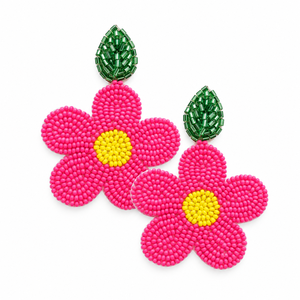 Boucles d'oreilles pendantes florales brodées à la main avec des fleurs roses, des feuilles vertes perlées et des centres jaunes - Product Image 4